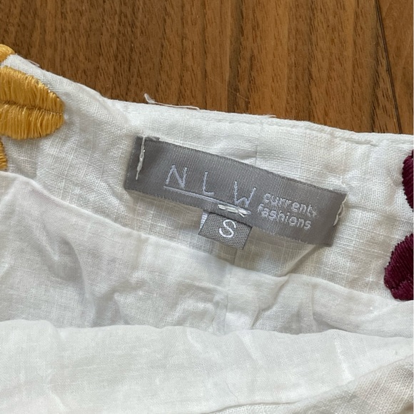 Mini skirt with embroidered flowers - Picture 2 of 2